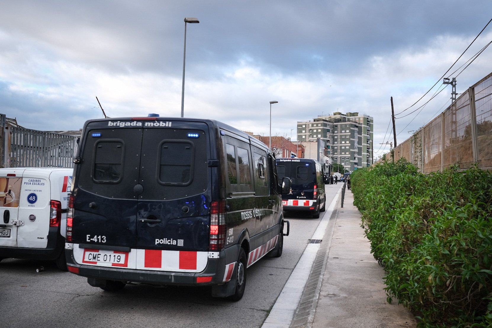 Imágenes del desalojo del CSO L'Astilla, de l'Hospitalet de Llobregat
