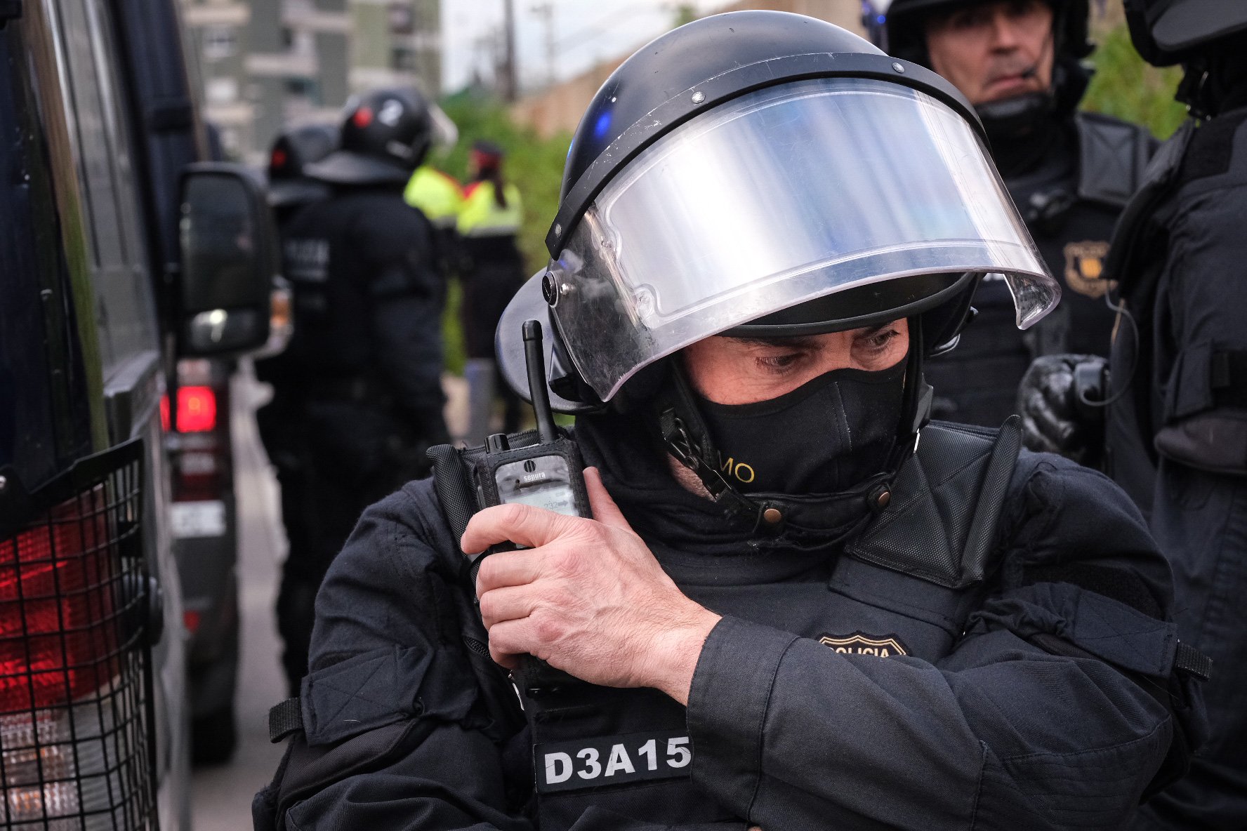 Imágenes del desalojo del CSO L'Astilla, de l'Hospitalet de Llobregat