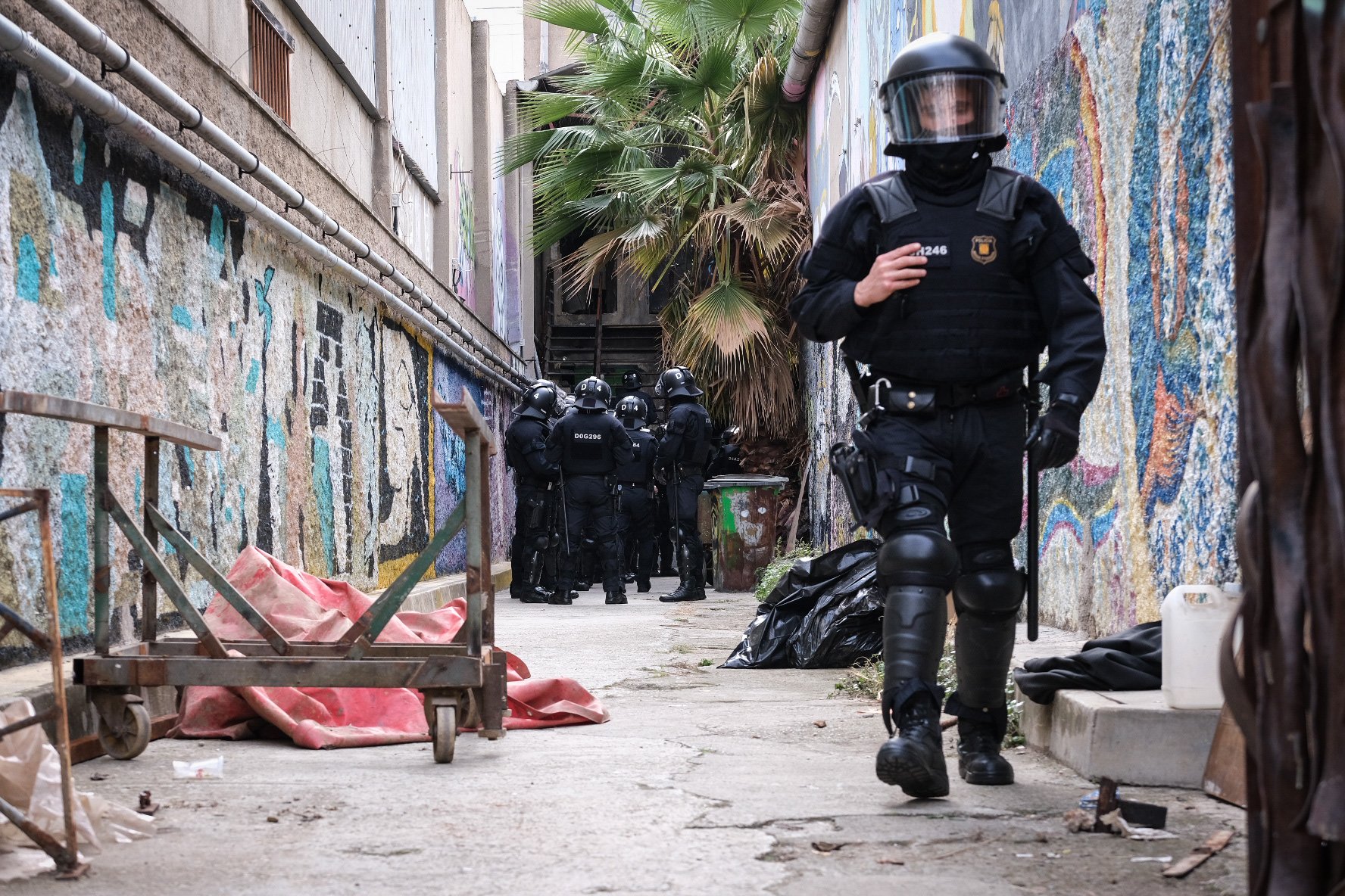 Imágenes del desalojo del CSO L'Astilla, de l'Hospitalet de Llobregat