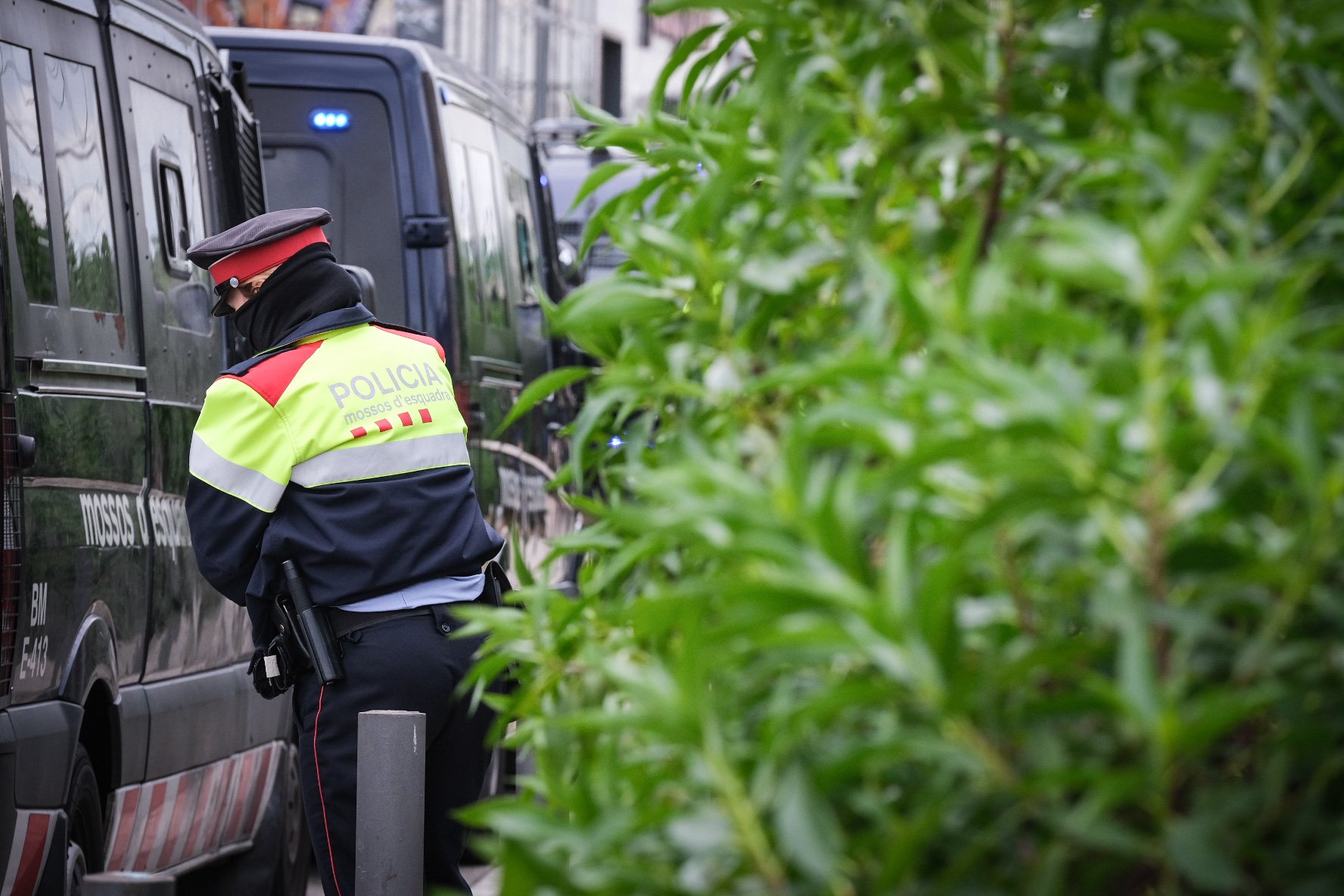 Imágenes del desalojo del CSO L'Astilla, de l'Hospitalet de Llobregat
