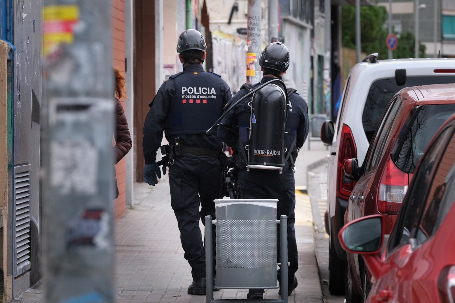 Imágenes del desalojo del CSO L'Astilla, de l'Hospitalet de Llobregat