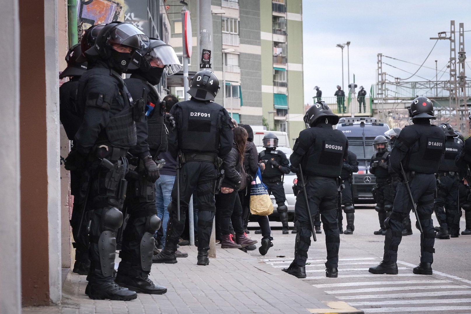 Imágenes del desalojo del CSO L'Astilla, de l'Hospitalet de Llobregat