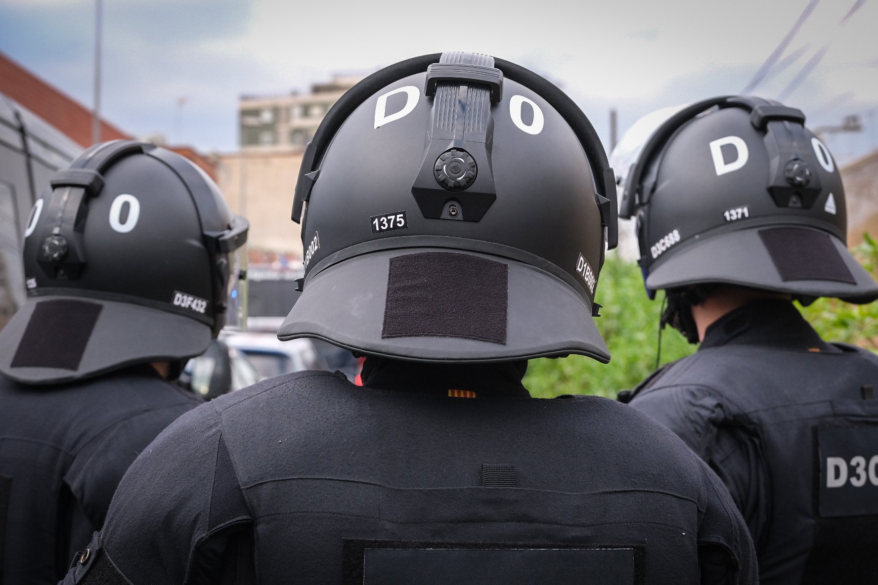 Imágenes del desalojo del CSO L'Astilla, de l'Hospitalet de Llobregat