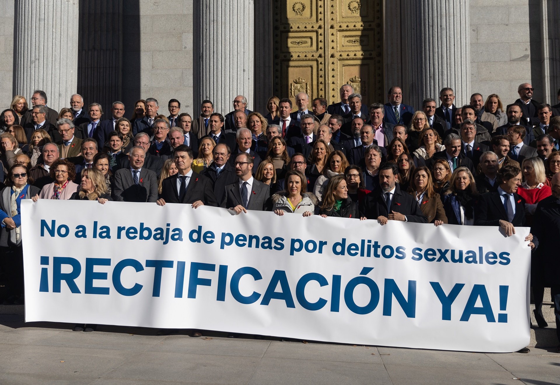 Diputados y senadoras del Partido Popular en la puerta del Congreso Diputados y senadoras del Partido Popular en la puerta del Congreso
