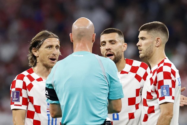 Modric Kovacic Kramaric Croacia protesta árbitro Anthony Taylor Mundial Qatar / Foto: EFE Modric Kovacic Kramaric Croacia protesta árbitro Anthony Taylor Mundial Qatar / Foto: EFE