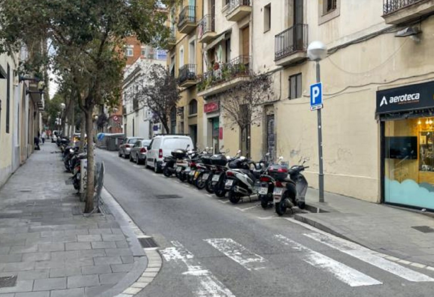 Las motos mal aparcadas en Gràcia pasan de 2.100 a 600 en tres años