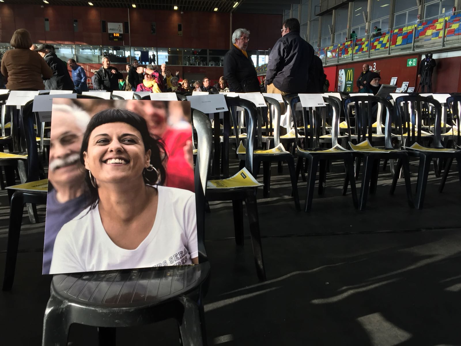 Cadira buida per a Anna Gabriel a l'assemblea de l'ANC