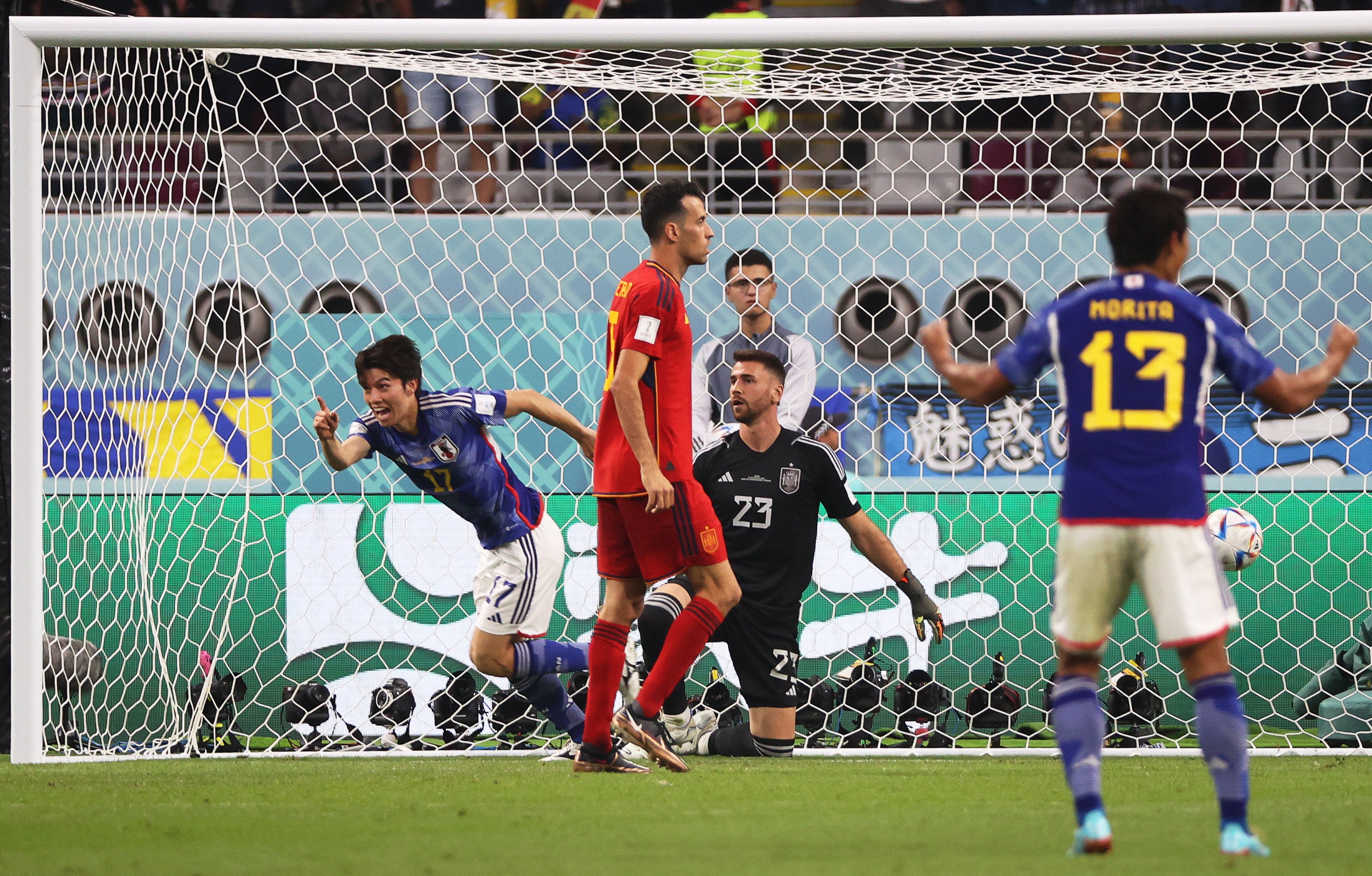España desconcierta contra Japón y Marruecos será el rival en los octavos del Mundial (2-1)