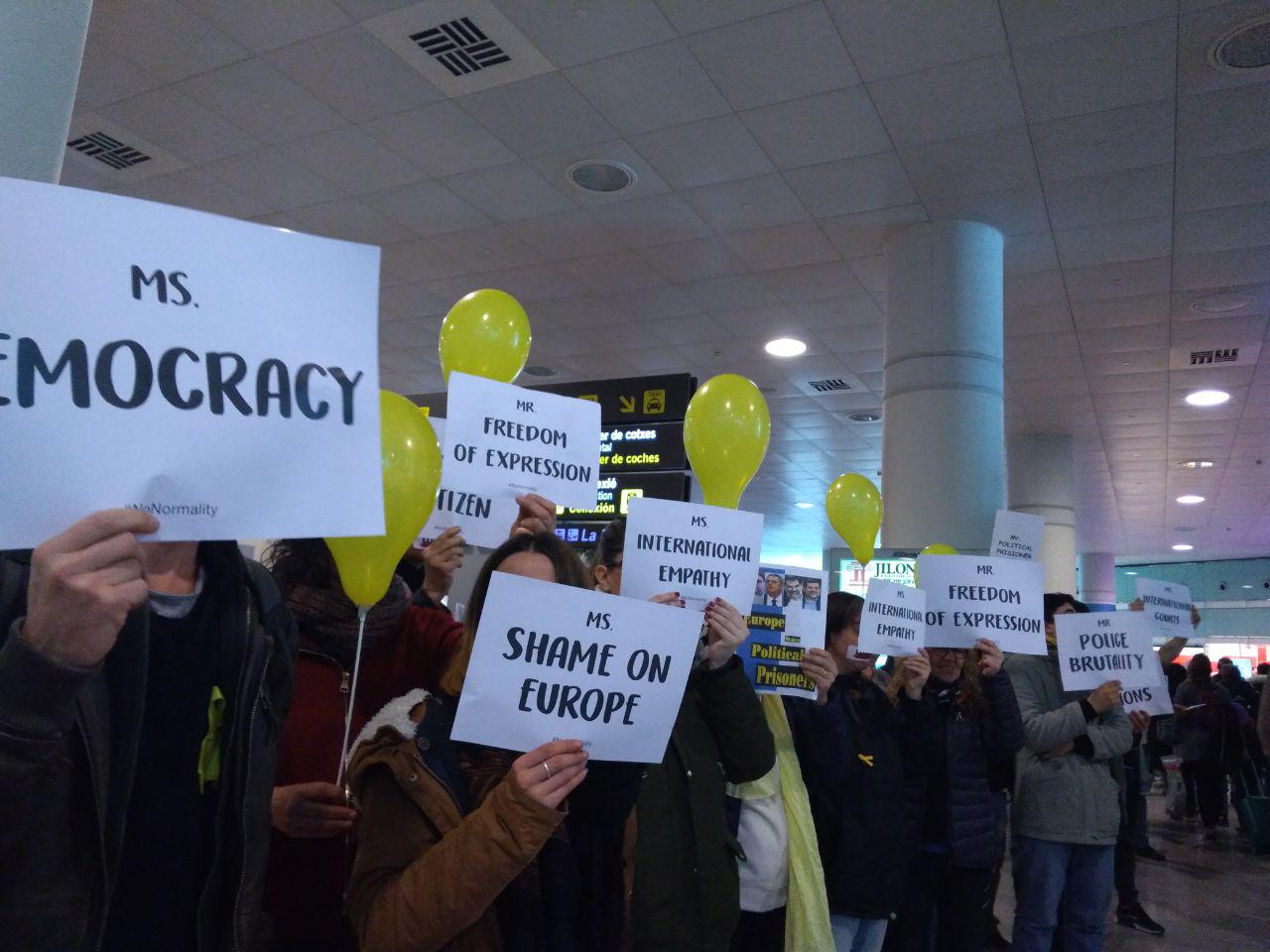 Los CDR reciben al Mobile en el Prat con demandas de democracia