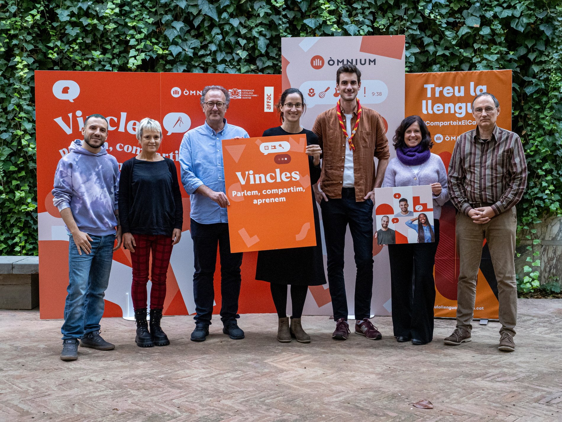 Nou impuls d'Òmnium al català: 300 voluntaris formen grups de conversa amb 1.200 aprenents