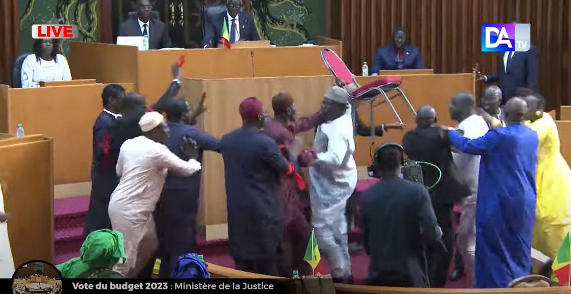 Batalla campal en el Parlamento de Senegal | VÍDEO