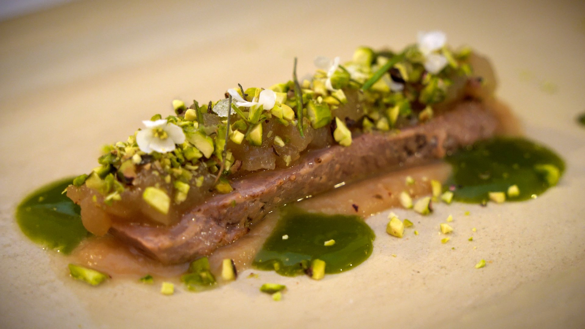 Ganyim con peras, pistachos y hierbas en la oruga / Foto: Marc Ortín Ganyim con peras, pistachos y hierbas en la oruga / Foto: Marc Ortín