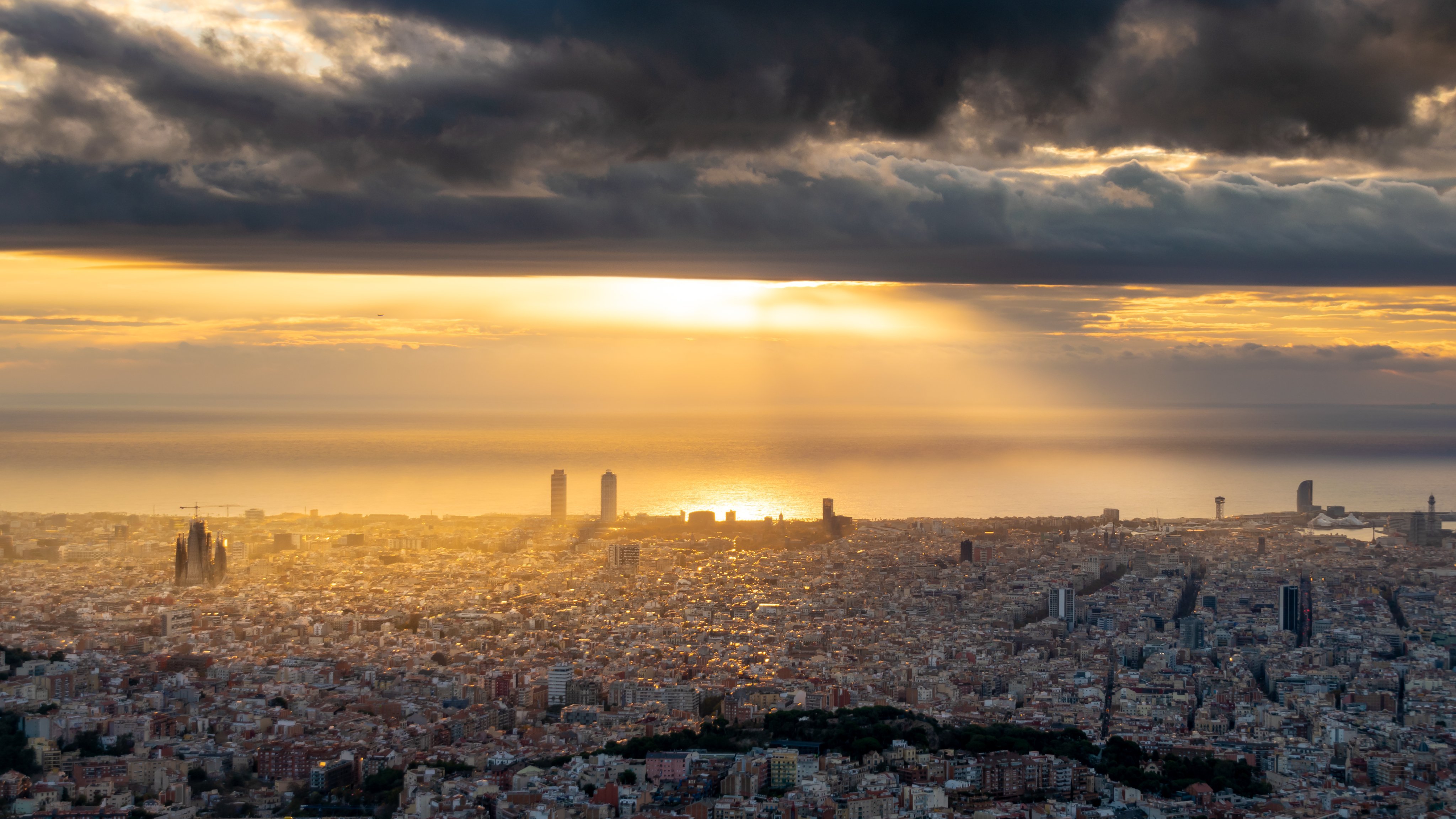 Sortida de sol espectacular a la ciutat de Barcelona Foto @alfons pc