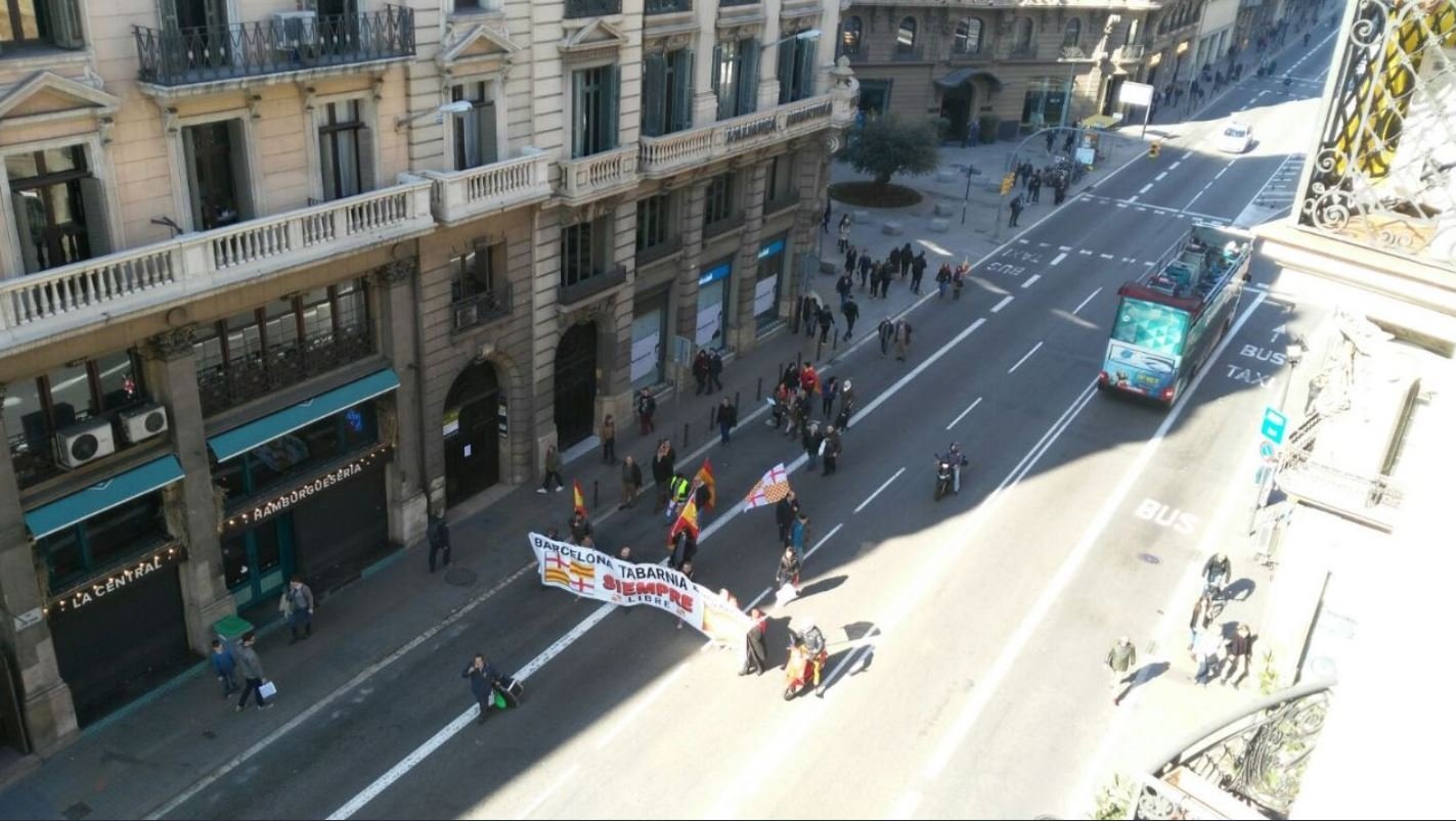 Alud de bromas sobre Tabàrnia por su 'micromanifestación'