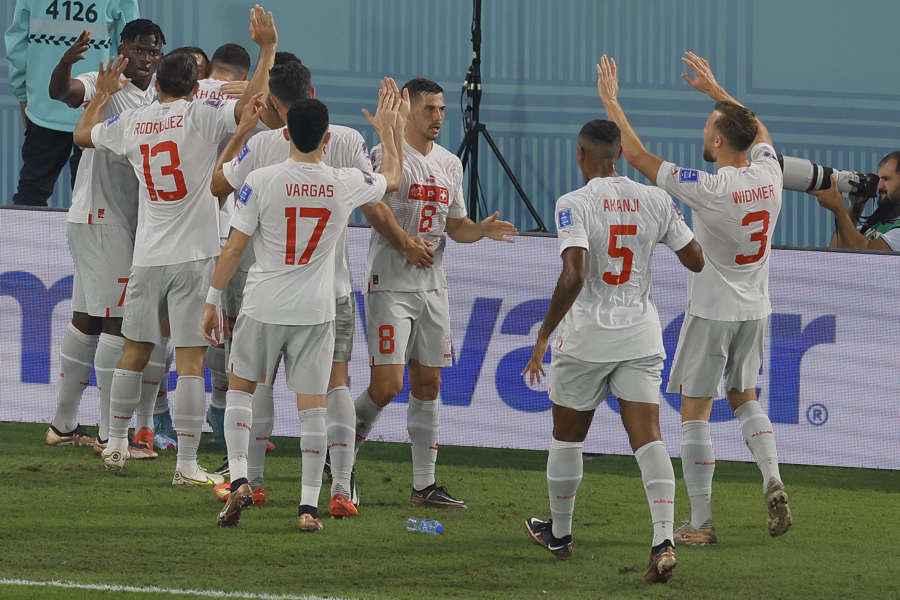 Brasil, primera pese a caer contra Camerún (1-0); Suiza se clasifica en un gran partido contra Serbia (2-3)