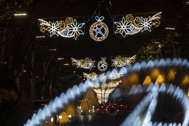 Luces de navidad en Barcelona reflejo diagonal / Foto: Carlos Baglietto