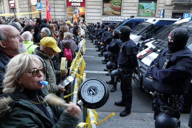 manifestants i mossos rei MWC   Roberto Lazaro