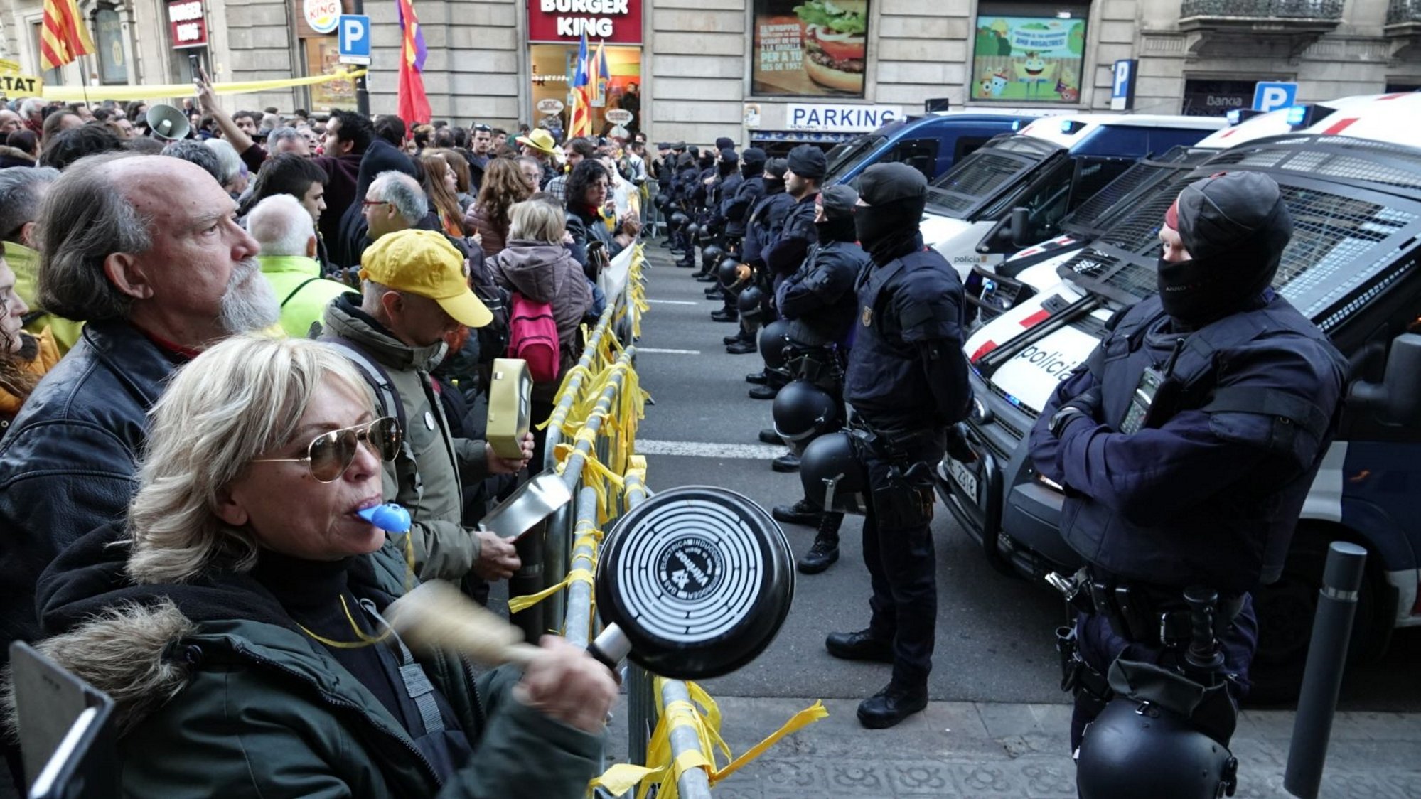 Crits de "Fora el Borbó", mentre els Mossos blinden el Palau de la Música