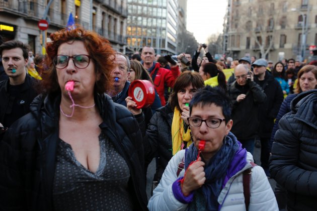 manifestants rei MWC xiulets   Seri Alcàzar