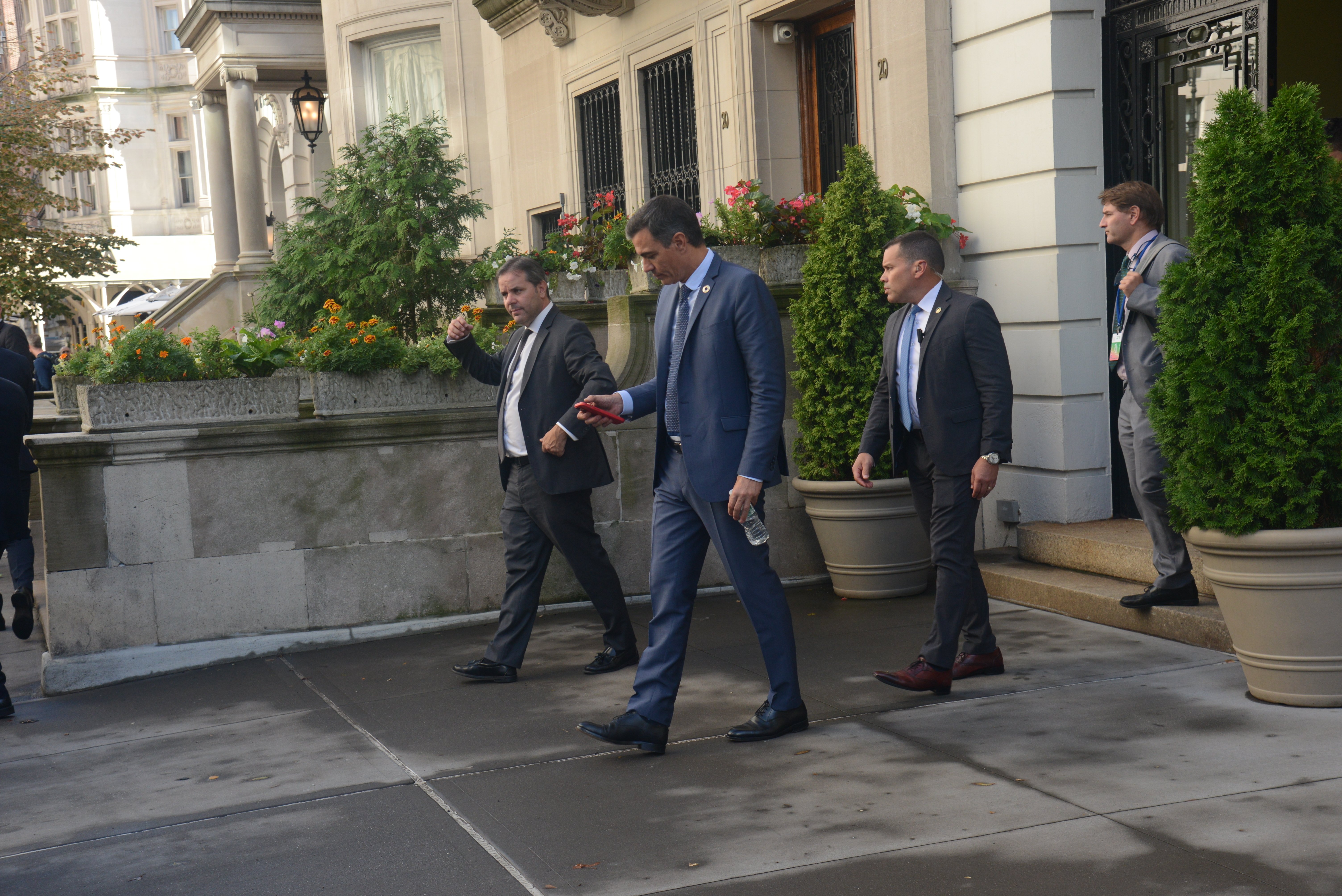 EuropaPress 4699851 presidente gobierno pedro sanchez sale visita residencia embajador espana