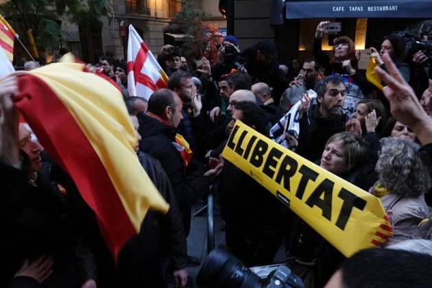 manifestants unionistes i independentistes rei MWC   Roberto Lázaro