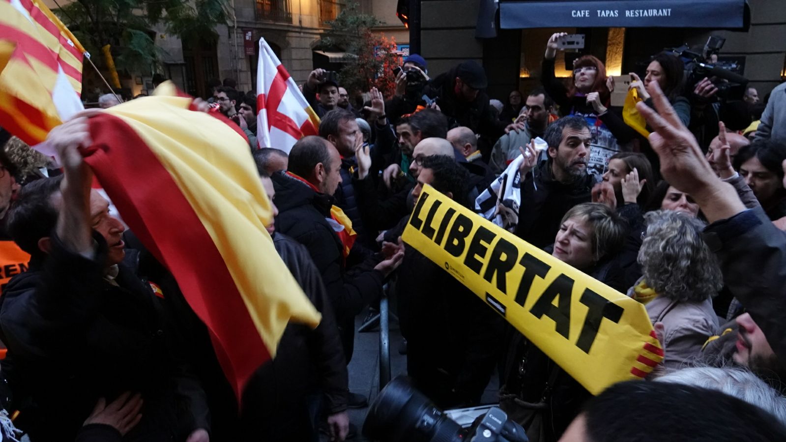 Vídeo: Alta tensión entre españolistas e independentistas