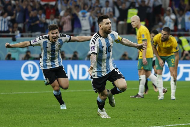 Messi i Julián Álvarez celebrant un gol contra Austràlia en Mundial 2022 / Foto: Efe