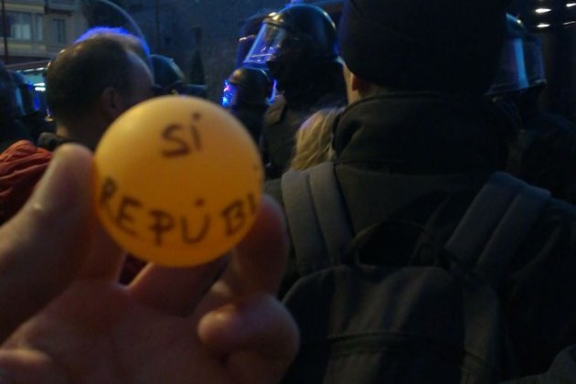 manifestants tiren pilotes ping pong mossos rei MWC