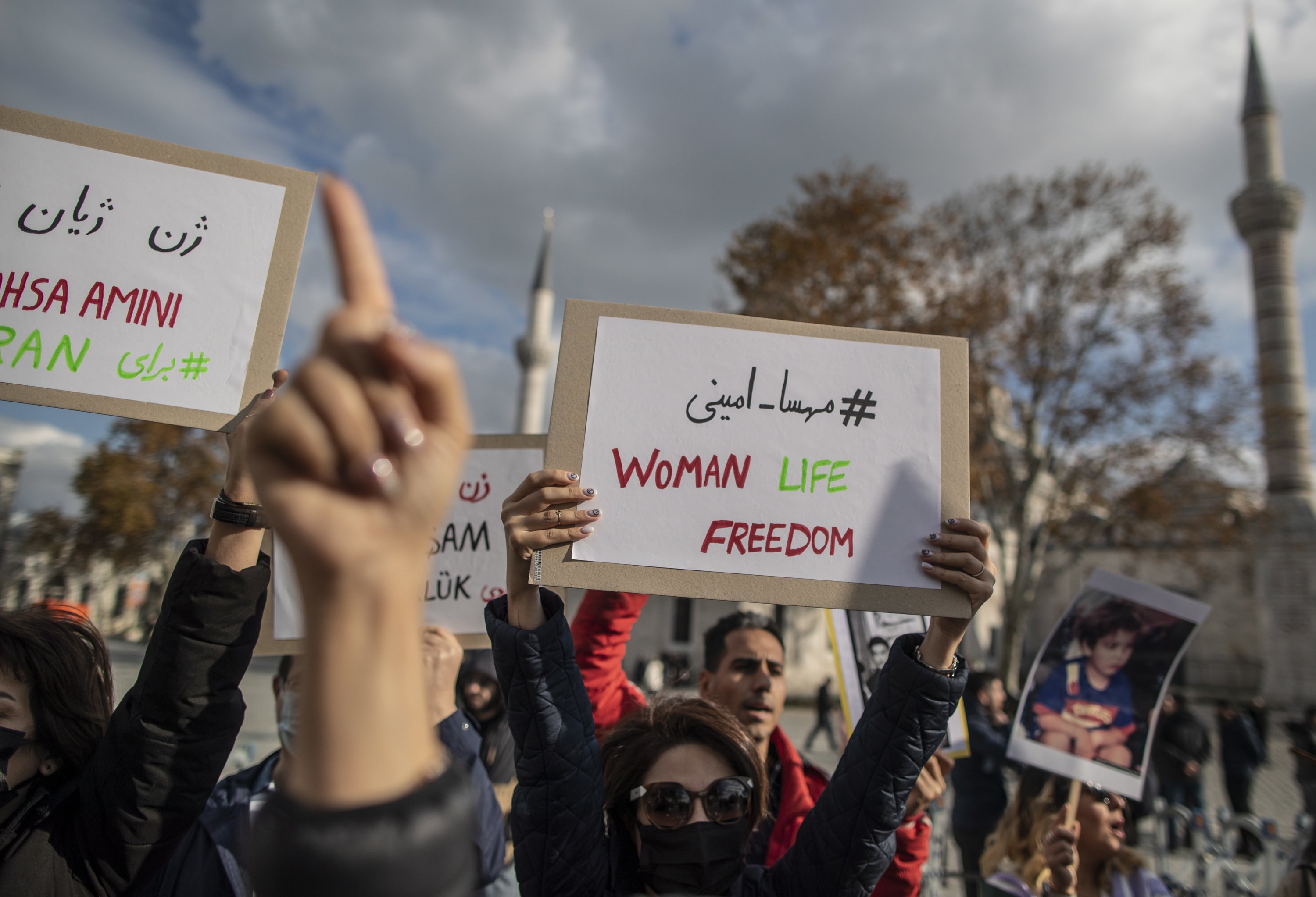 Irán suprime la policía de la moral y abre la puerta a reformar la ley del velo obligatorio