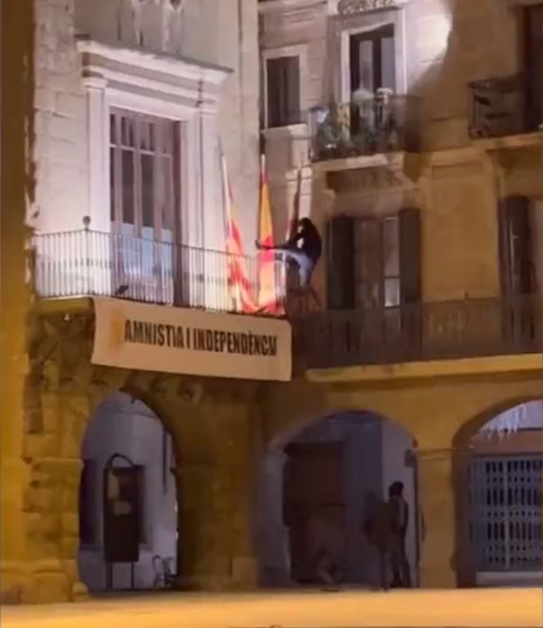 Els CDR de Vic estripen i cremen la bandera espanyola de l'Ajuntament