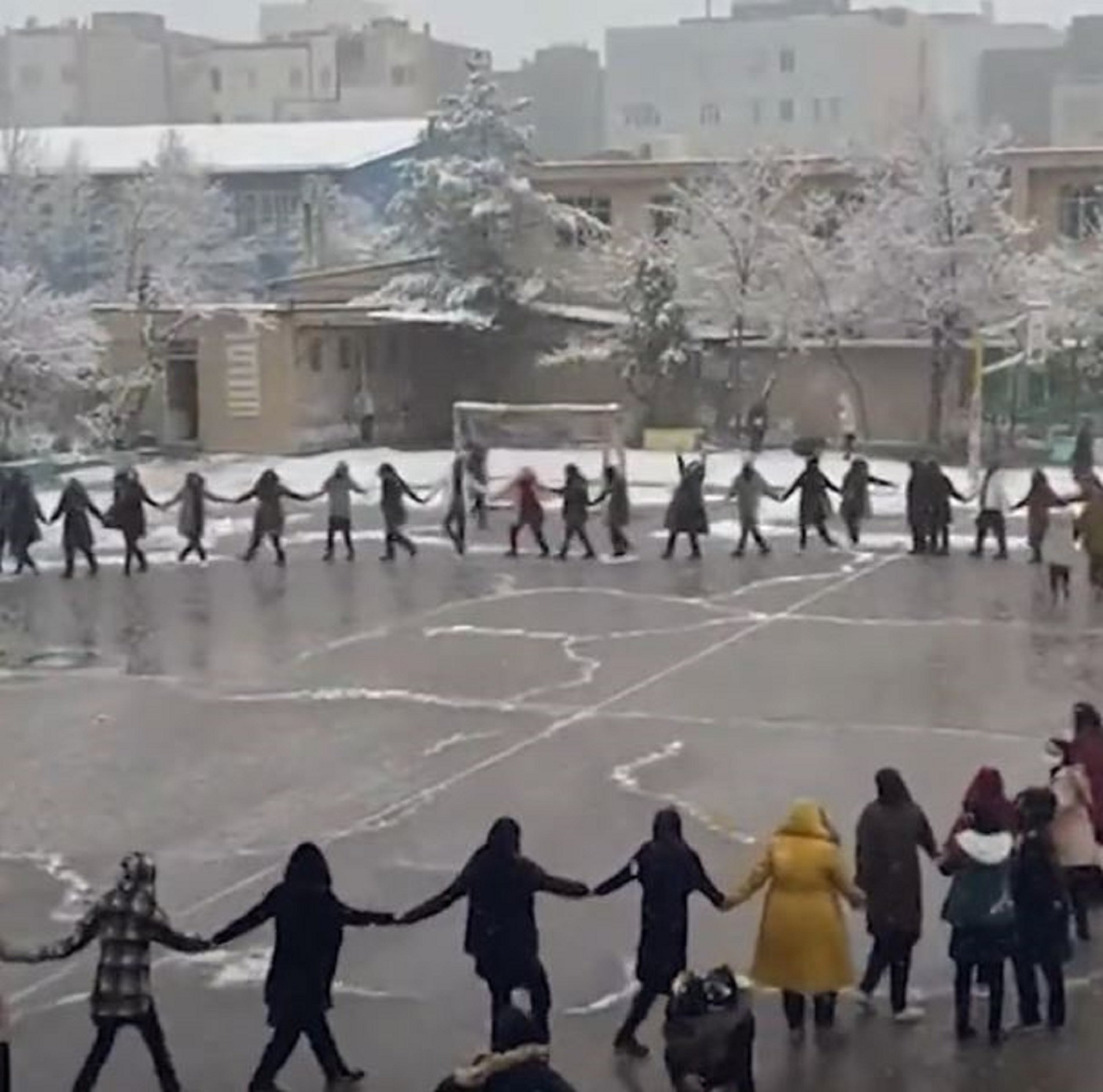 El cant d'estudiants iranianes contra la República Islàmica | VÍDEO