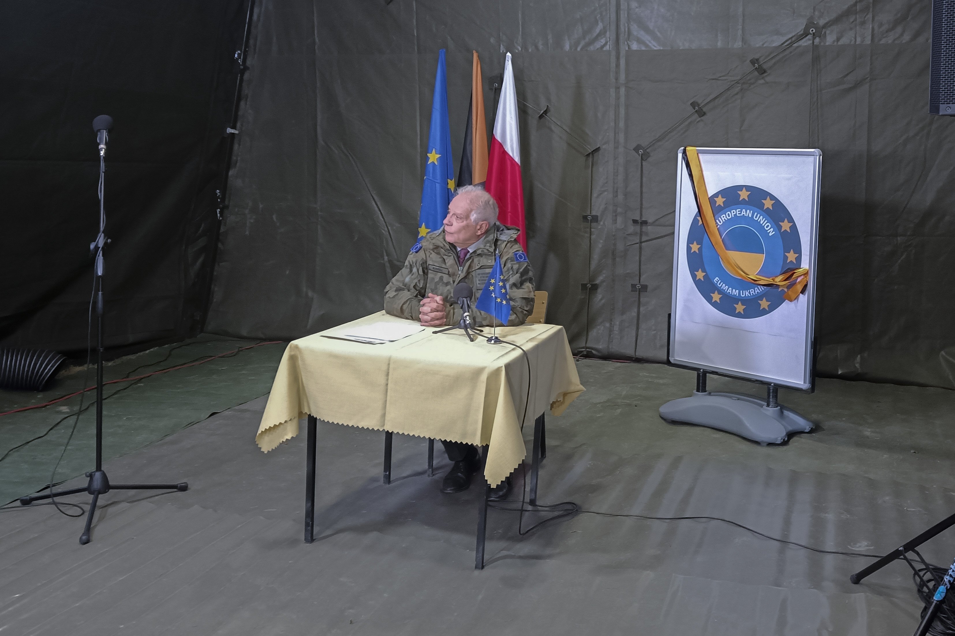 Josep Borrell apareix amb vestit militar a Polònia