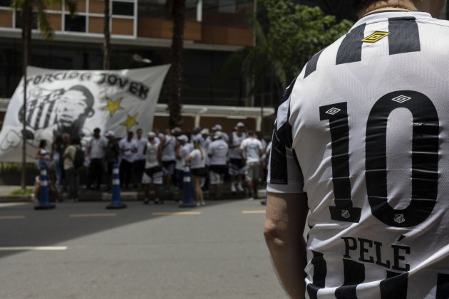 Concentración aficionados hospital Pelé / Foto: EFE - Isaac Fontana