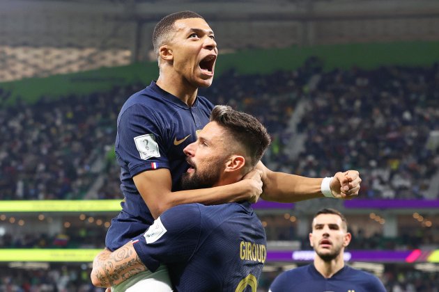 Mbappeé i Giroud celebrando un gol contra Polonia al Mundial de Qatar / Foto: EFE Mbappeé i Giroud celebrando un gol contra Polonia al Mundial de Qatar / Foto: EFE