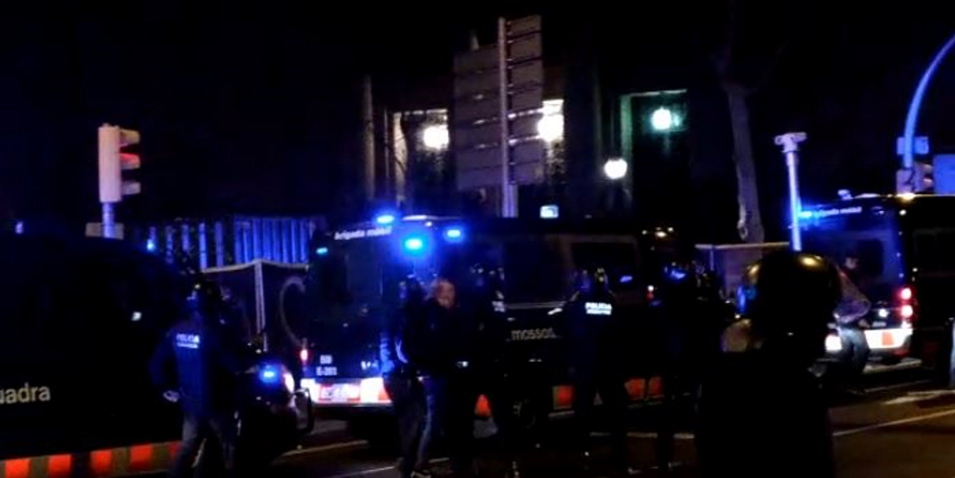 Els Mossos detenen un manifestant a Correus