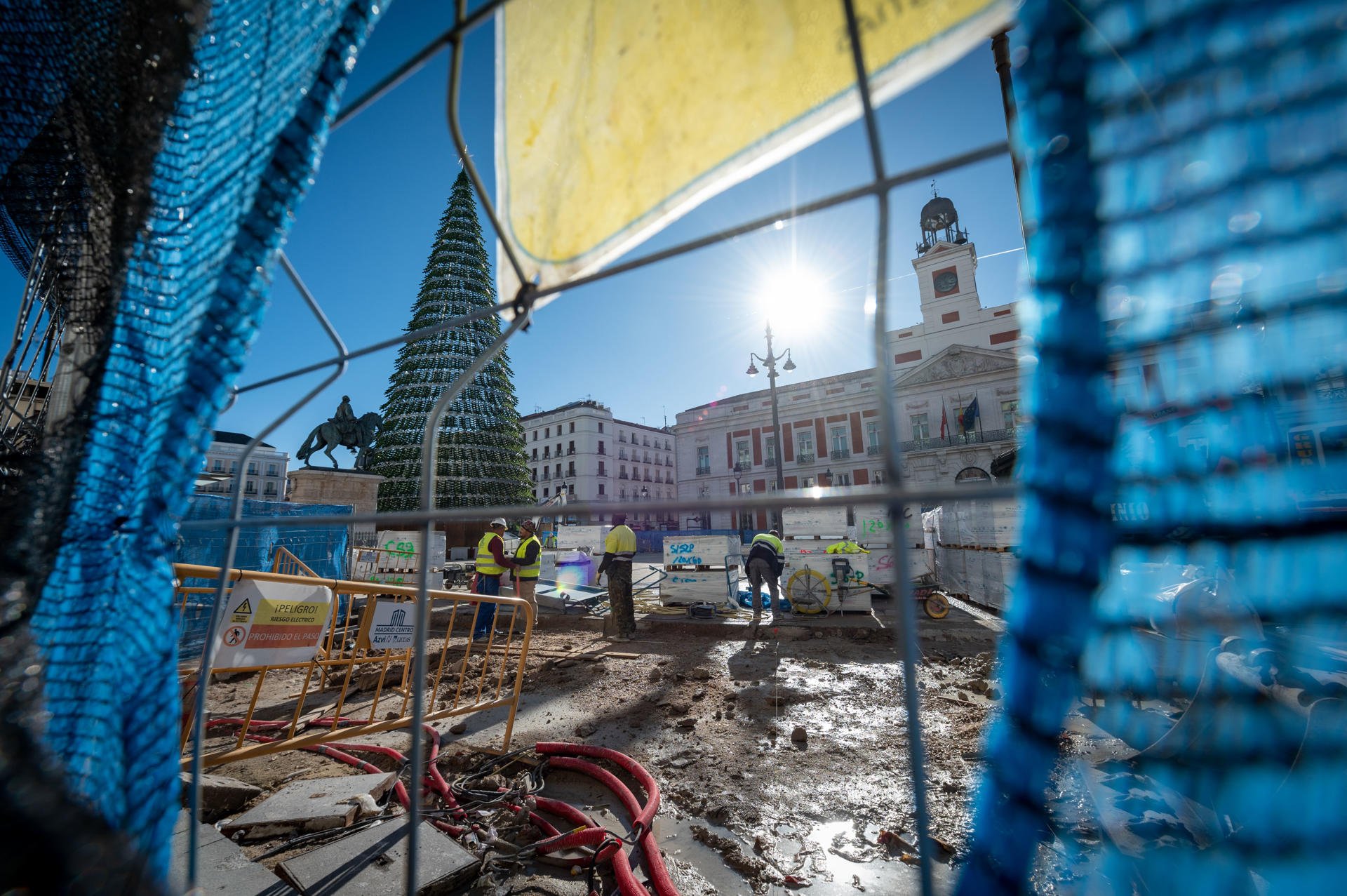 Una Navidad embarrada en Madrid: Almeida abre la Puerta del Sol todavía en obras y llena de cemento