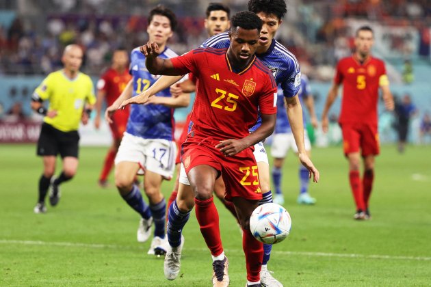 Ansu Fati Takehiro Tomiyasu España Japón Mundial Qatar / Foto: EFE Ansu Fati Takehiro Tomiyasu España Japón Mundial Qatar / Foto: EFE