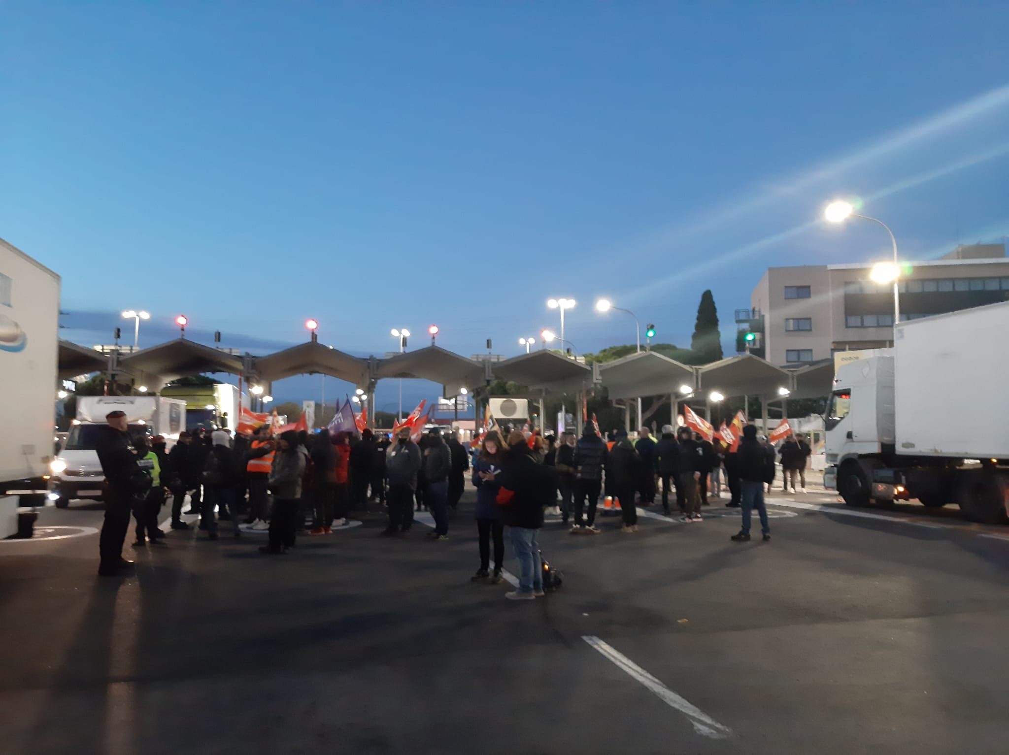 Bloqueo de Mercabarna a primera hora de la mañana: huelga de mayoristas de fruta y verdura