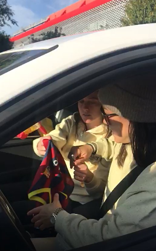Lucy Bronze y Keira Walsh coche Alba Richart Lucy Bronze y Keira Walsh coche Alba Richart