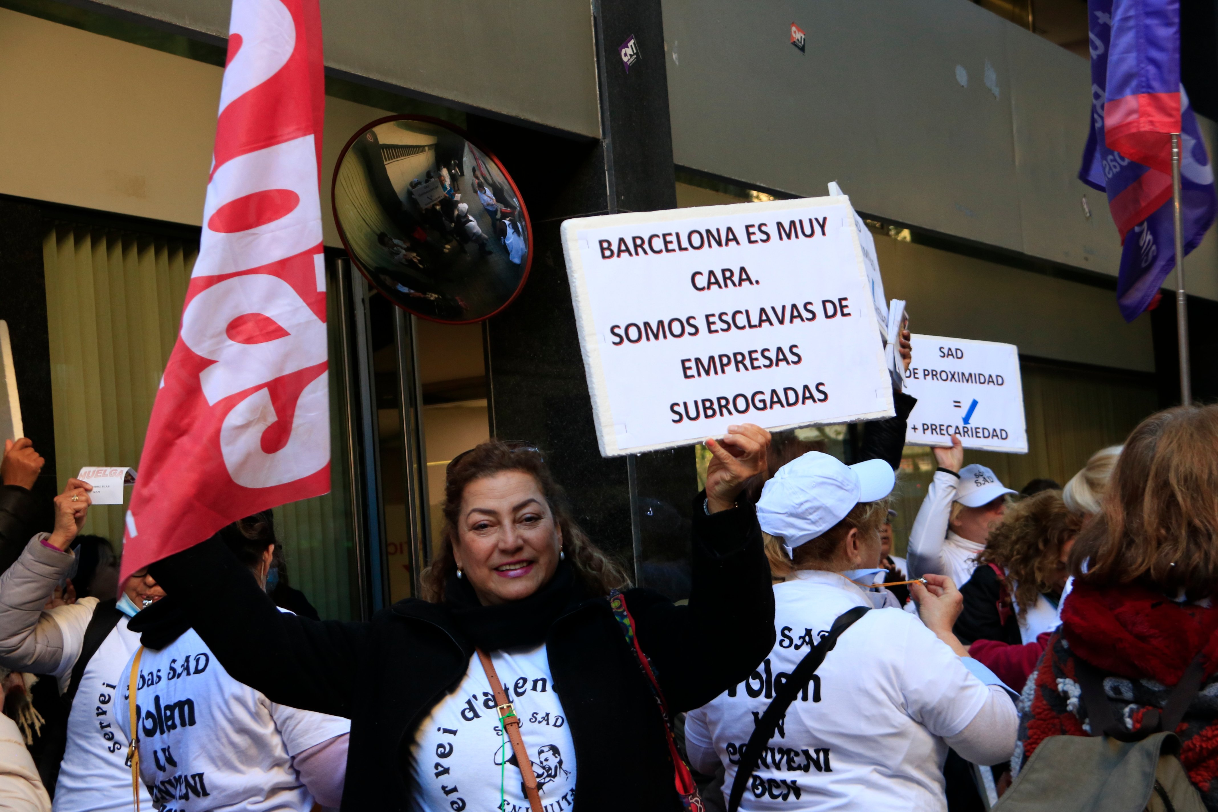 Les treballadores de l'atenció domiciliària de Barcelona es manifesten per reclamar millores laborals