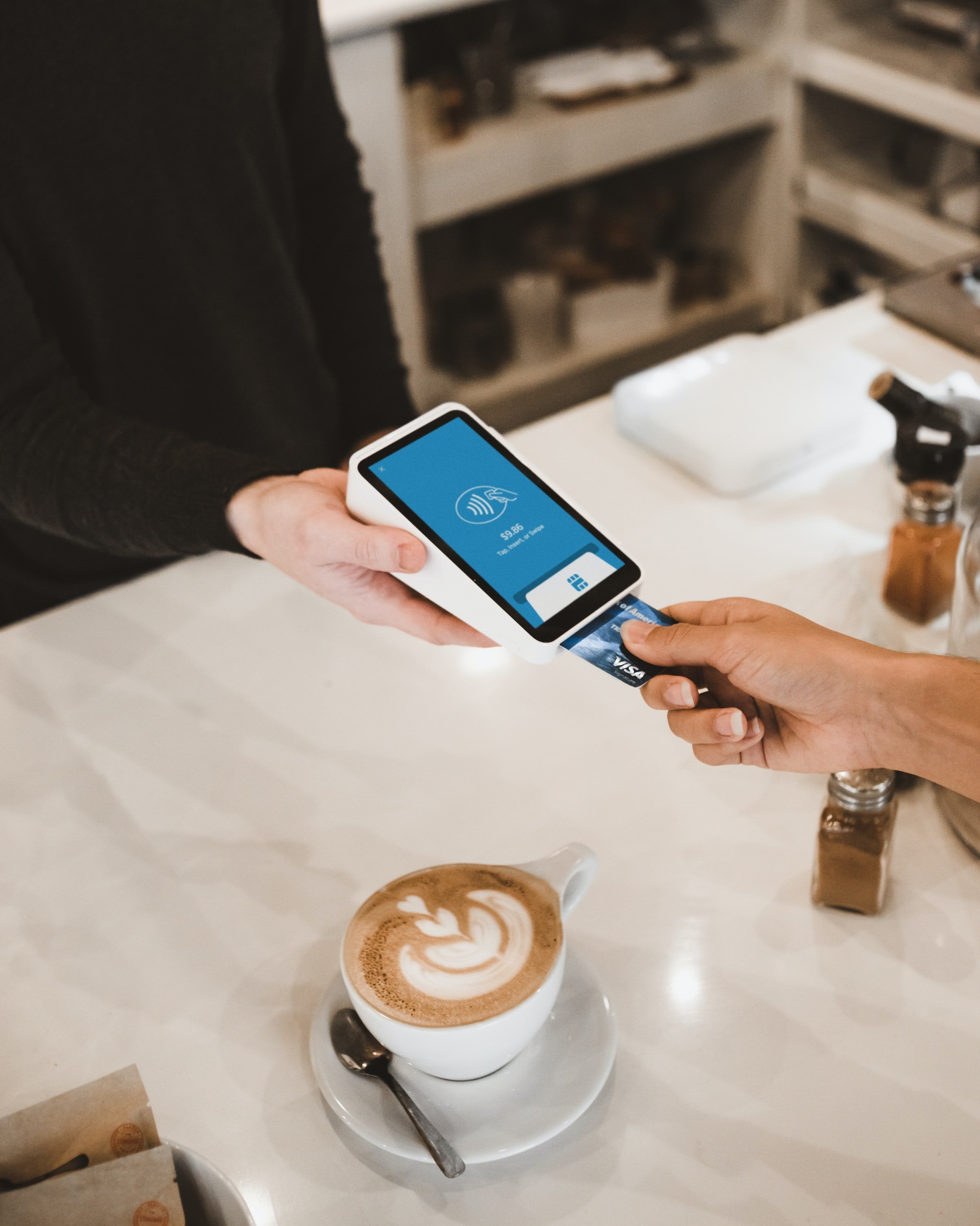 Una persona paga con una tarjeta de crédito | Foto: Unsplash Una persona paga con una tarjeta de crédito | Foto: Unsplash
