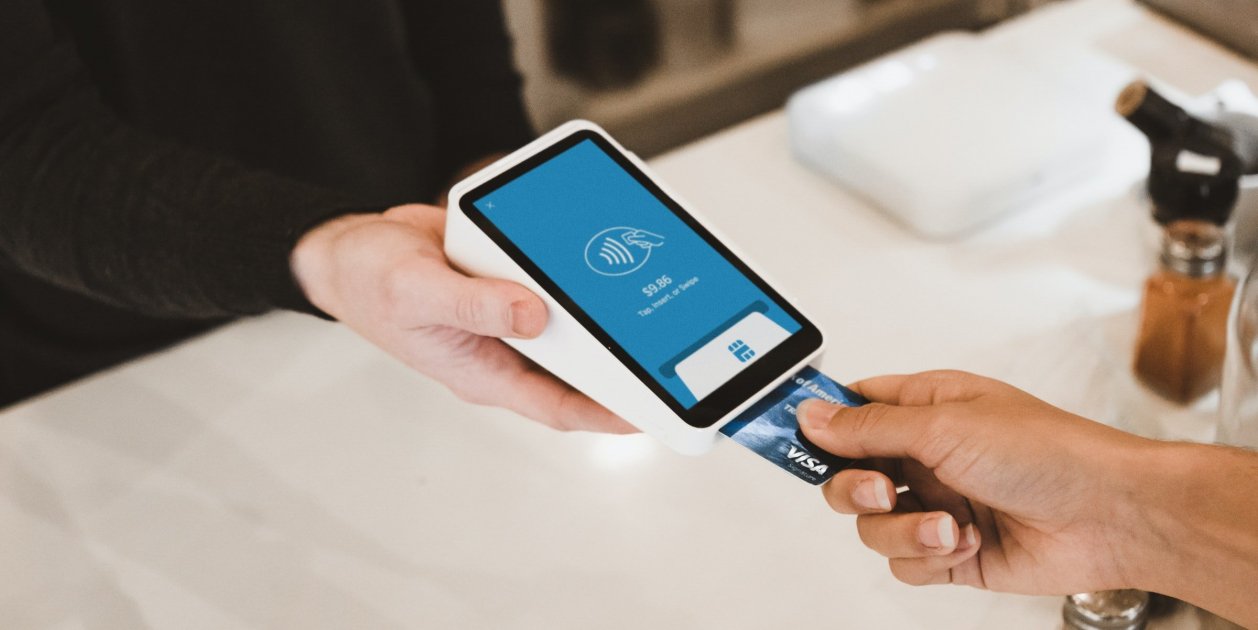 Una persona paga con una tarjeta de crédito | Foto: Unsplash Una persona paga con una tarjeta de crédito | Foto: Unsplash