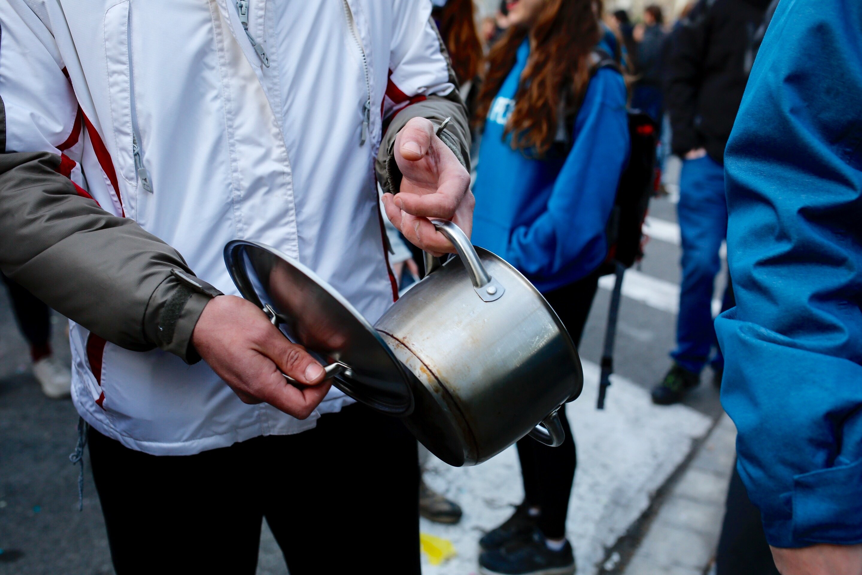 Barcelona bangs its pots and pans in protest at Felipe VI's presence