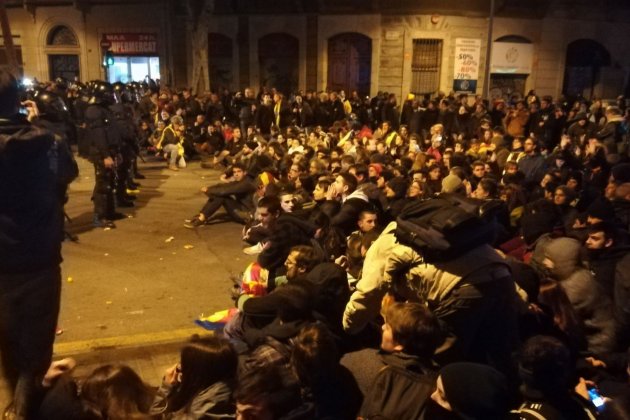 manifestants sentada contra càrregues rei MWC   Ignasi Espinosa