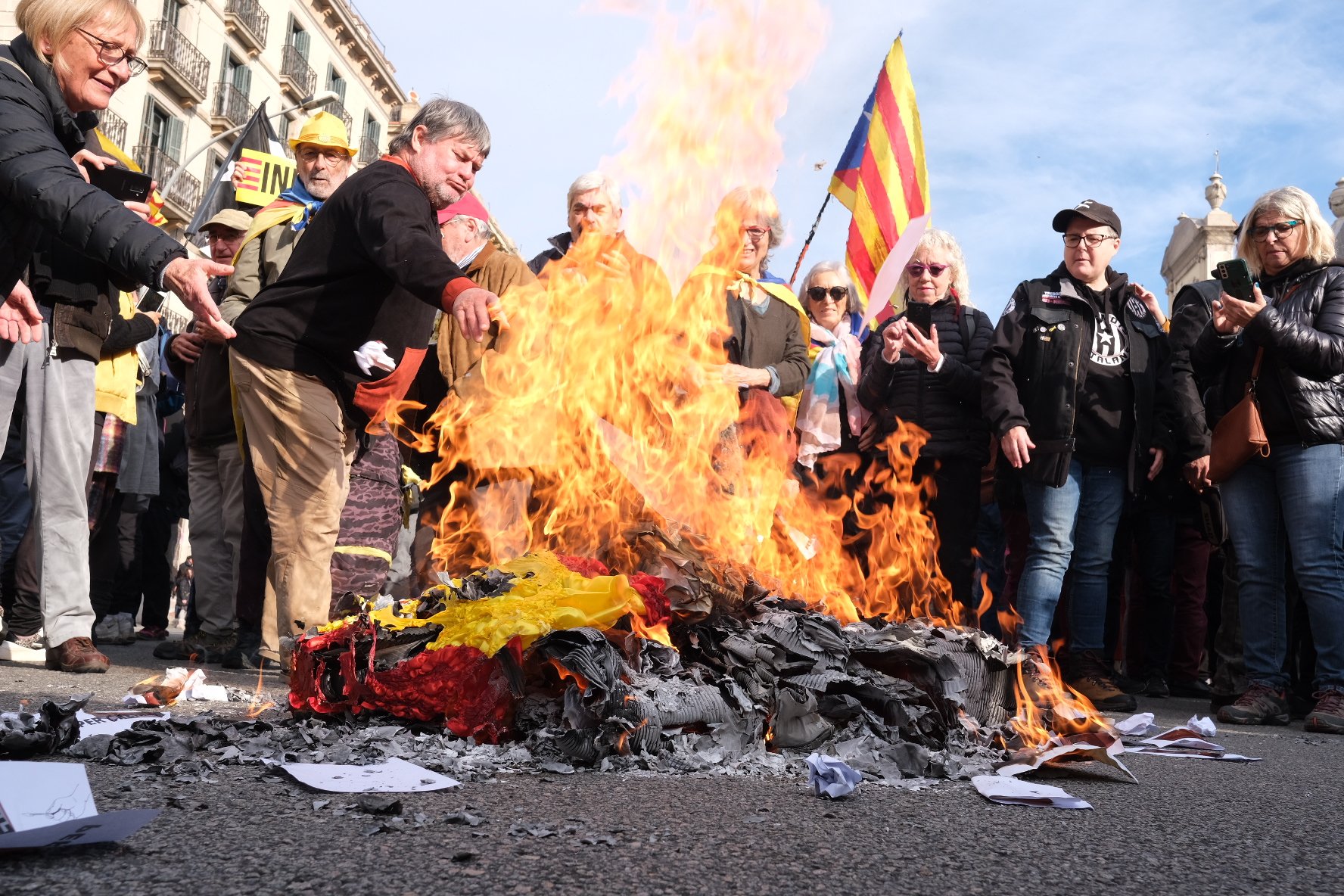 Els CDR cremen la Constitució i banderes espanyoles entre crits d'"independència"