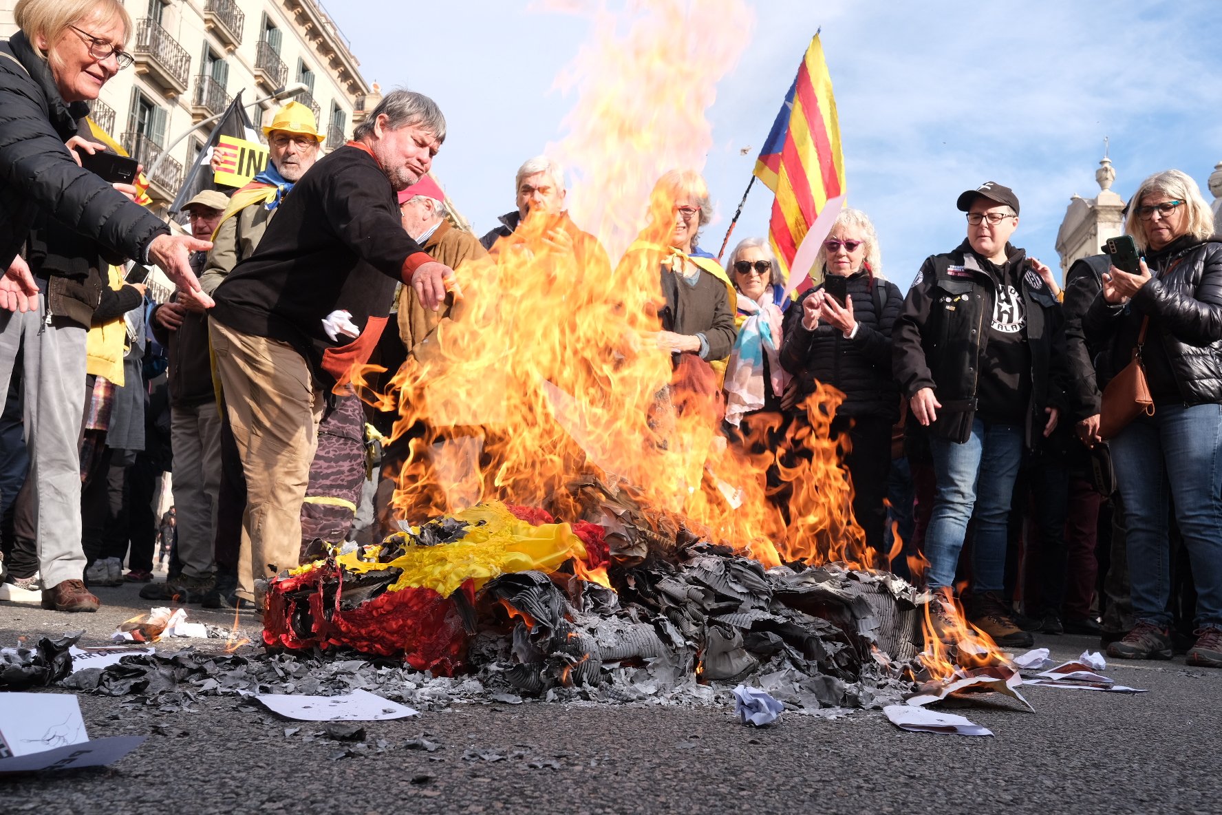 Los CDR queman la Constitución y banderas españolas entre gritos de "independencia"