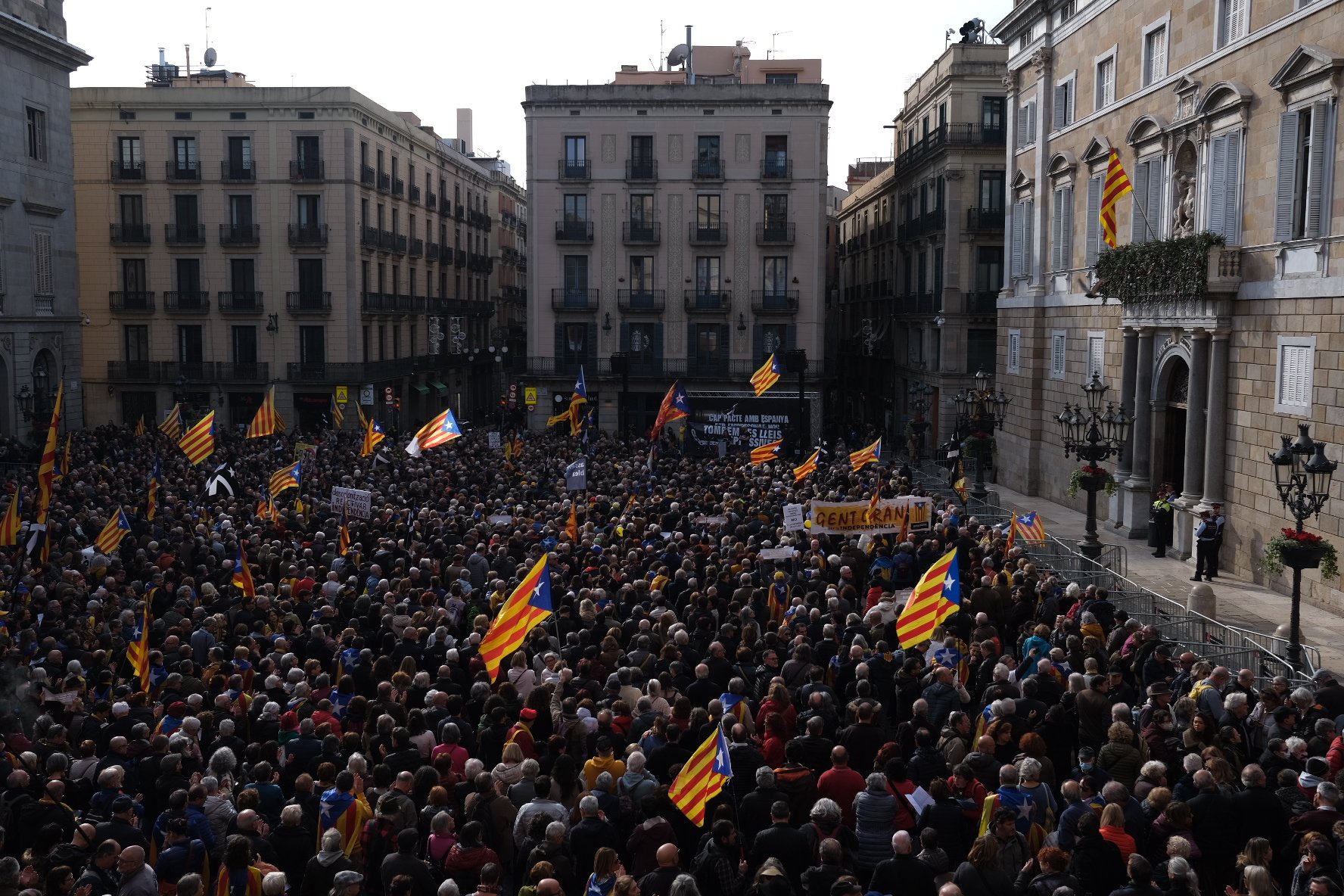 Miles de personas rechazan en las calles la reforma de los desórdenes públicos