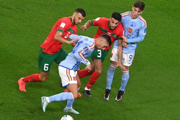 Ferran Torres Gavi Saïss Mazraoui Marruecos España Mundial Qatar / Foto: EFE