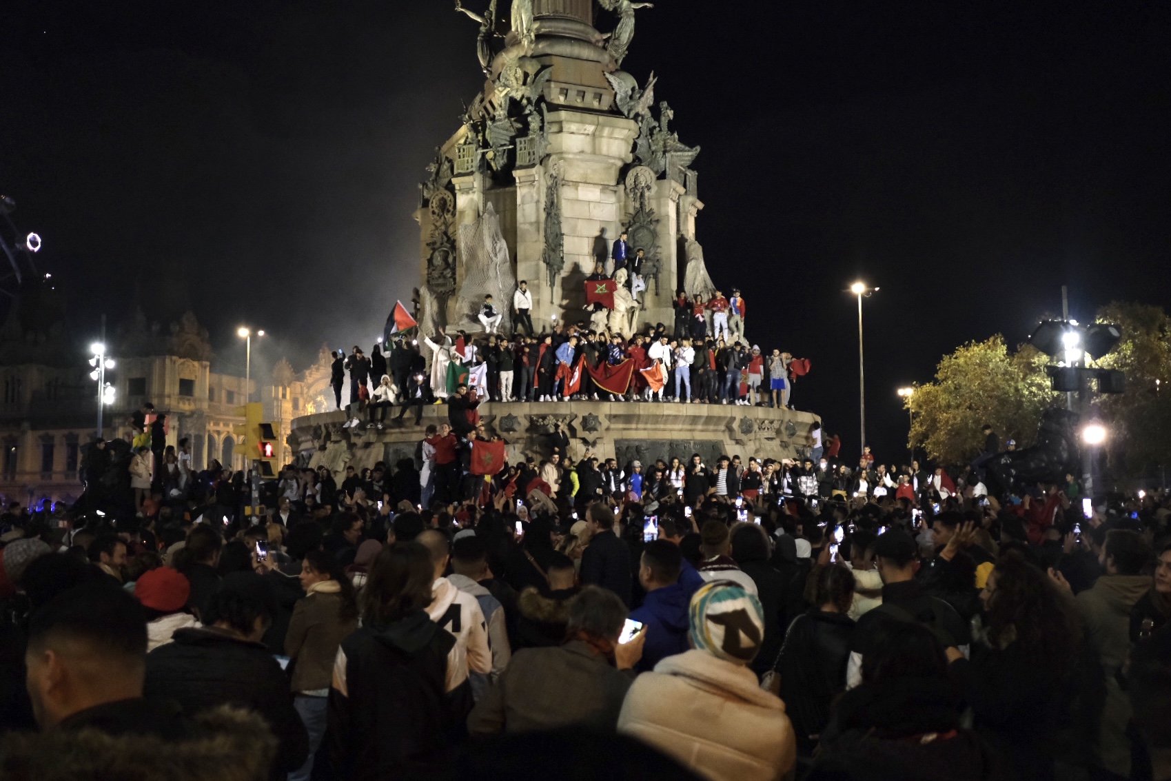 L'alegria dels seguidors del Marroc a Barcelona en eliminar Espanya | VÍDEO