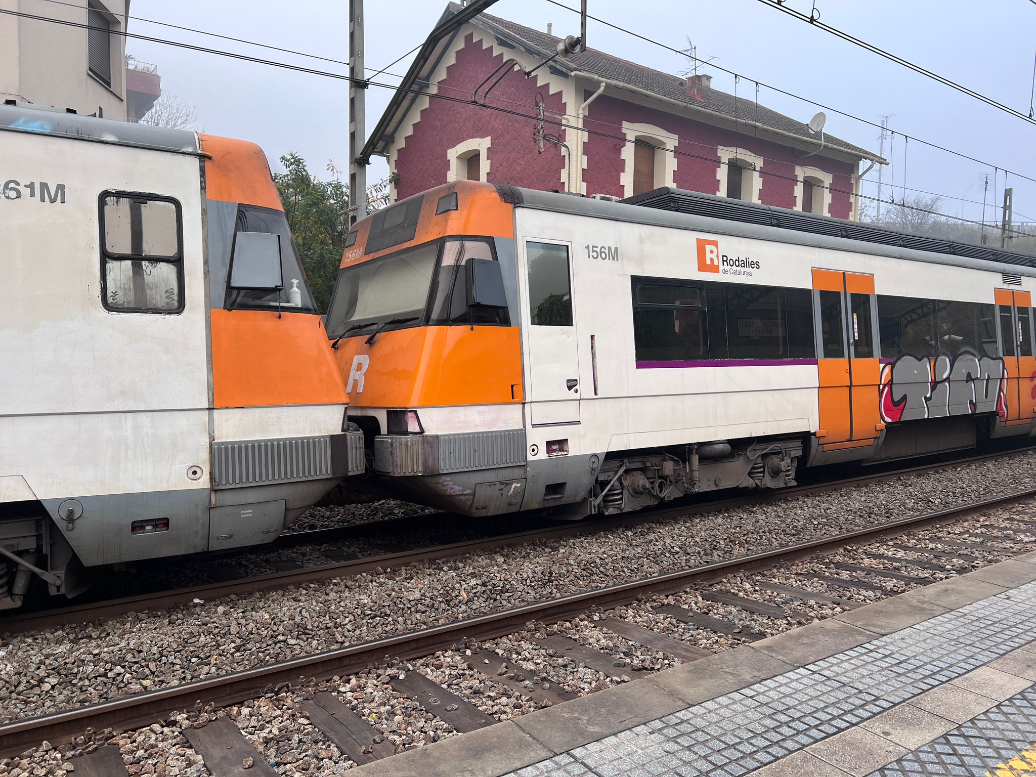 Més d'un centenar de ferits en un xoc entre dos trens de Rodalies a l'estació de Montcada i Reixac